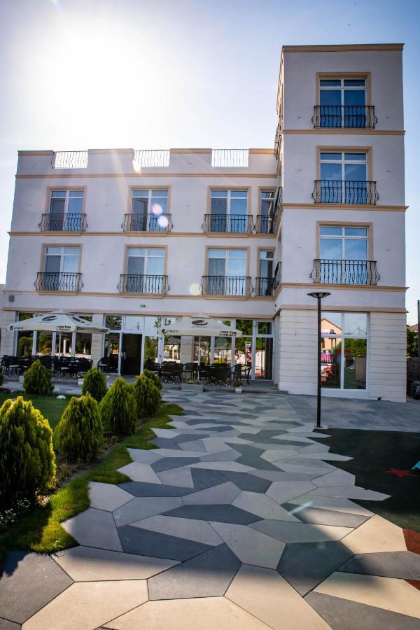 Unique Garden Hotel Braila Exterior photo