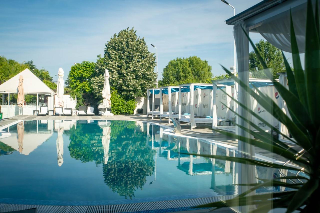 Unique Garden Hotel Braila Exterior photo