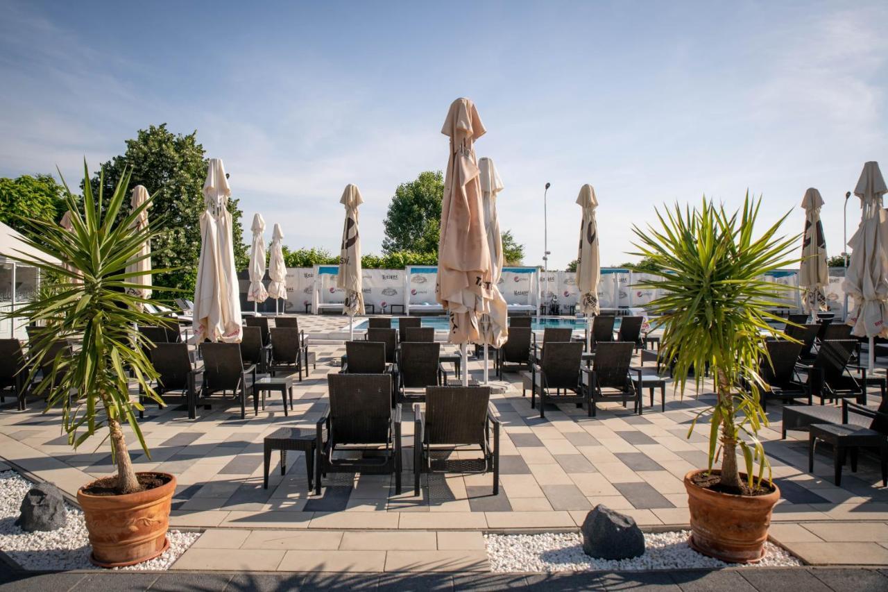 Unique Garden Hotel Braila Exterior photo